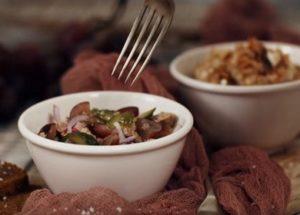 Cuinar el fetge de bacallà: receptes per a dues delicioses amanides.