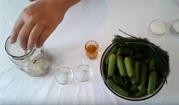 Aggiungi spezie, aceto e olio vegetale.