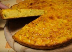 Cucinare una deliziosa torta di verdure di zucchine secondo una ricetta passo-passo con una foto.