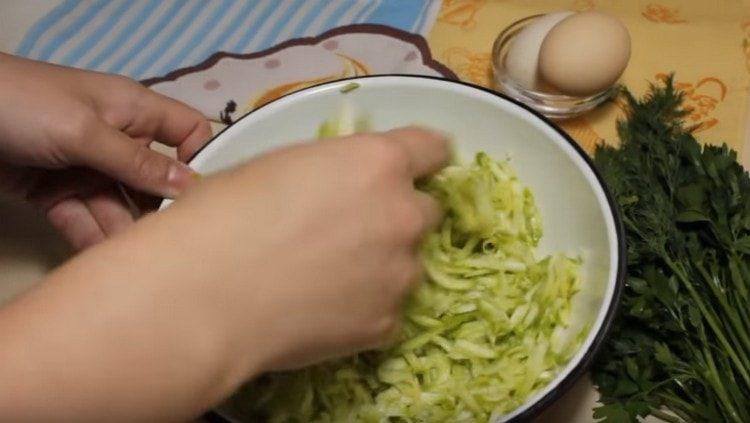 Mescolare le zucchine con il sale e lasciarle per lasciare andare il succo.