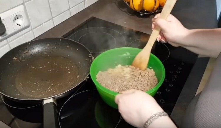 Mescola il ripieno di fegato con le cipolle.