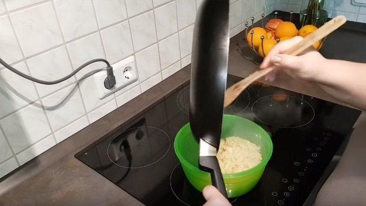 Trasferisci le cipolle fritte in una ciotola profonda.