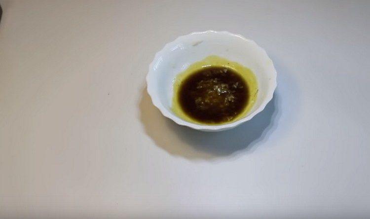 Aggiungi olio vegetale e mescola il condimento.