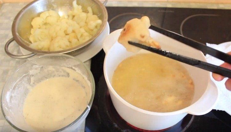 Fry cauliflower na may langis hanggang gintong kayumanggi.