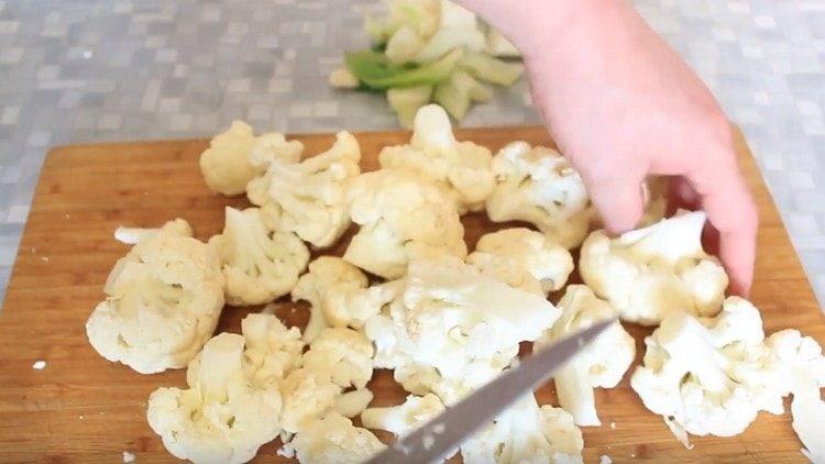 Hinahati namin ang cauliflower sa mga inflorescences.