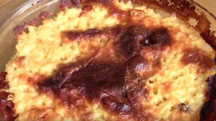 Il porridge di miglio nel forno viene cotto abbastanza velocemente.