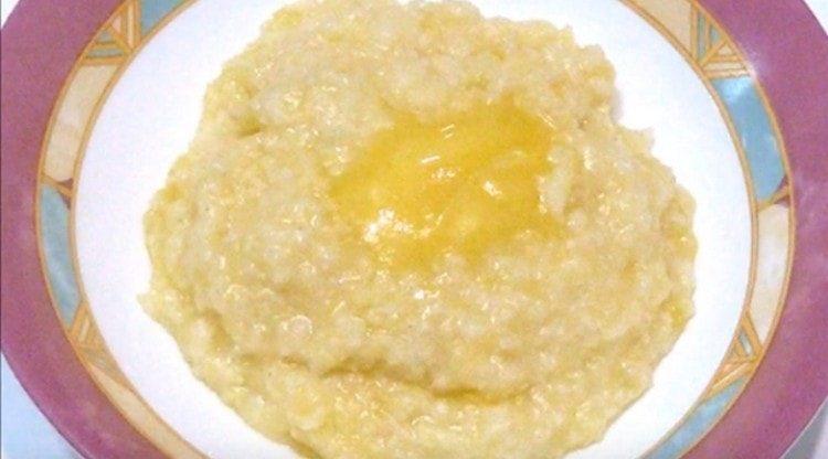 Il porridge delizioso del miglio con la zucca sull'acqua è pronto.