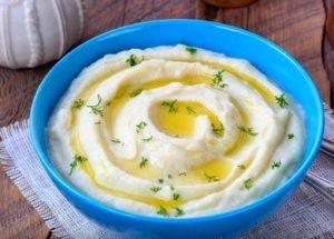 Prepariamo una tenera purea di cavolfiore secondo una ricetta passo-passo con una foto.