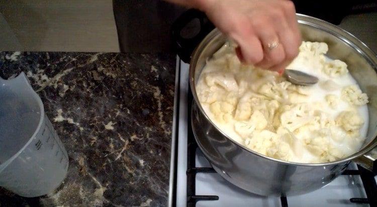 In una miscela bollente di latte e acqua, stendi il cavolfiore e cuoci.