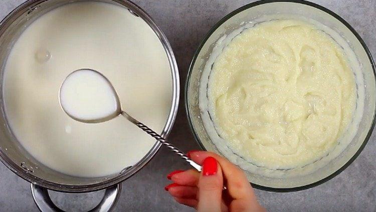 Aggiungi un po 'di latte, regolando la consistenza delle purè di patate.