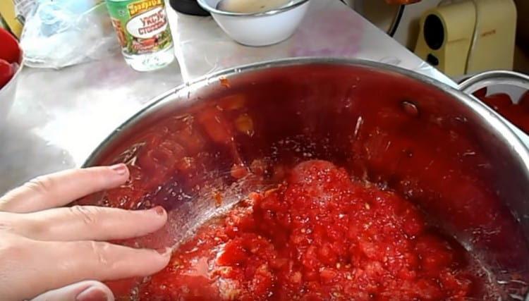 Passiamo i pomodori attraverso il tritacarne.