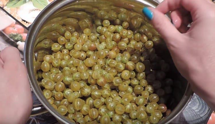 Sciacquare le uva spina e metterle in una padella.