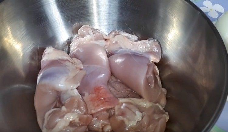 Avremo anche bisogno di cosce di pollo senza pelle.