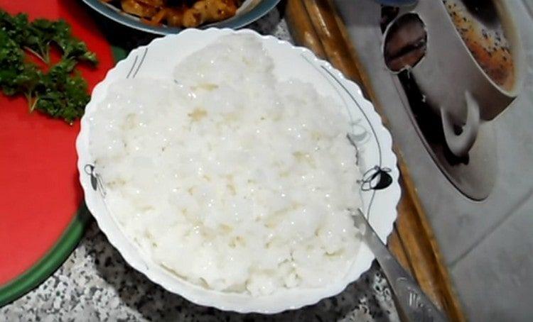 Aggiungi aglio al riso bollito per sapore.