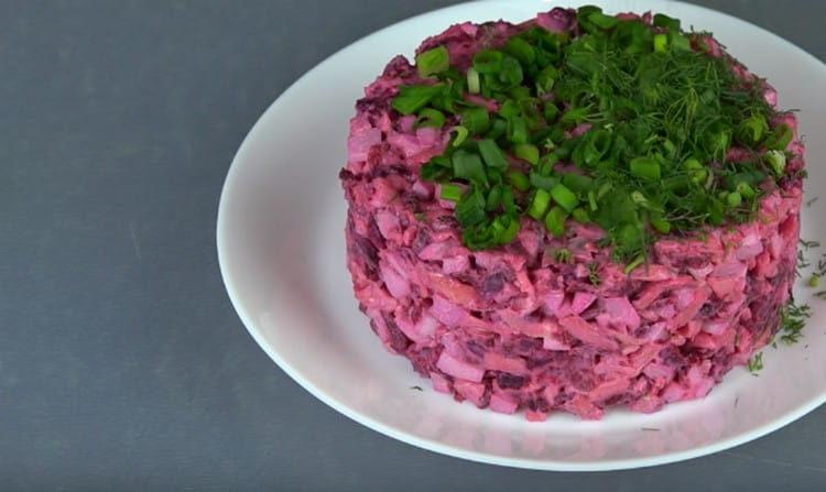 Qui abbiamo preparato un'insalata così appetitosa con barbabietole al forno.