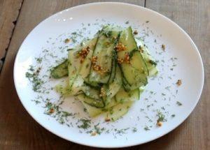 Insalata incredibilmente gustosa e interessante di zucchine e cetrioli: cuciniamo secondo la ricetta con foto passo dopo passo.