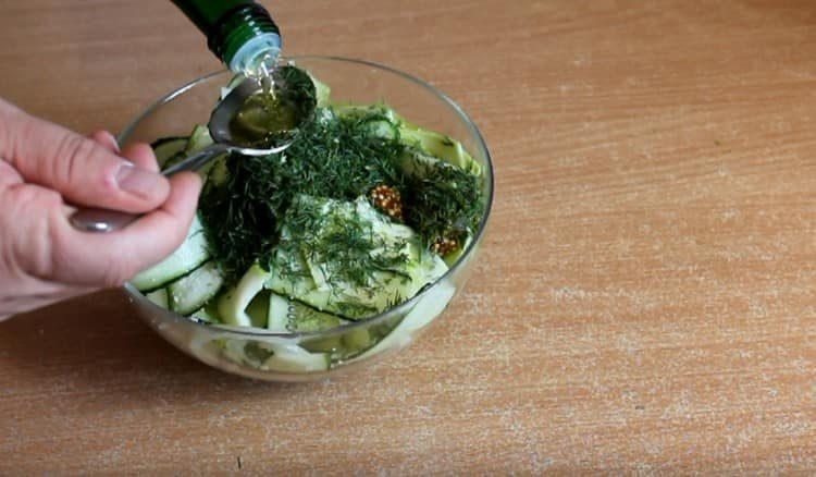 Condisci l'insalata con olio vegetale.