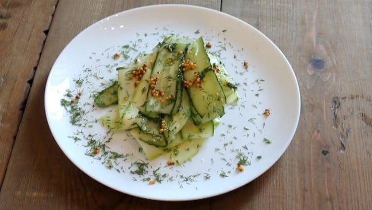 E così meravigliosamente puoi organizzare questa insalata di zucchine e cetrioli quando servi.