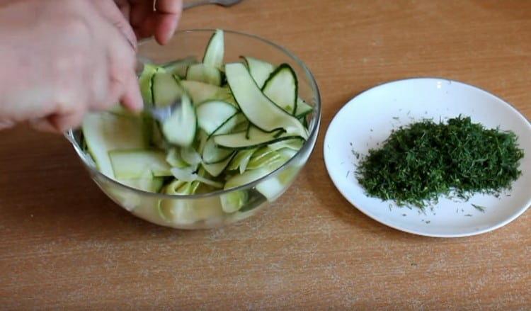 Mescola gli ingredienti dell'insalata.