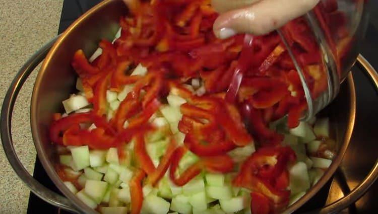 ilagay sa isang kamatis na zucchini at paminta.