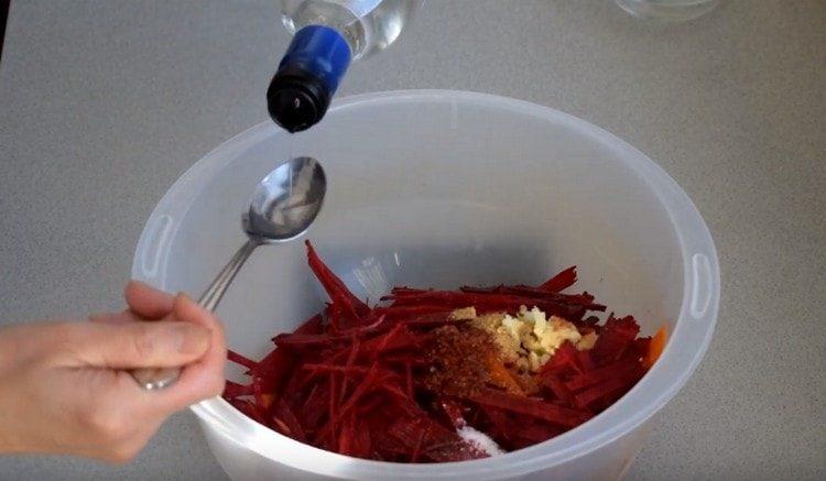 Condire l'insalata con aceto e olio vegetale da una padella.