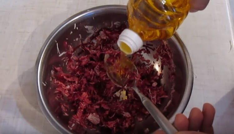 Aggiungi il coriandolo e condisci l'insalata con olio vegetale.