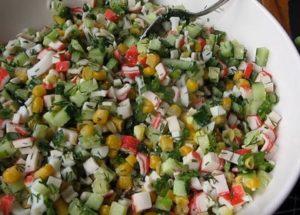 Prepariamo una deliziosa insalata di bastoncini di granchio, mais, uova e cetriolo secondo una ricetta passo-passo con una foto.