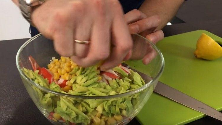 Cospargi di avocado in un'insalata con succo di limone.