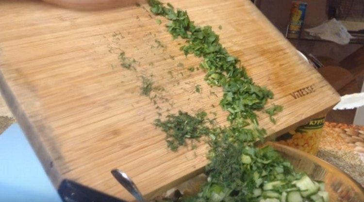 Macina erbe fresche, aggiungi l'insalata.