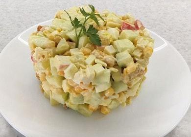 Come imparare a cucinare una deliziosa insalata con bastoncini di granchio e cracker 🥗