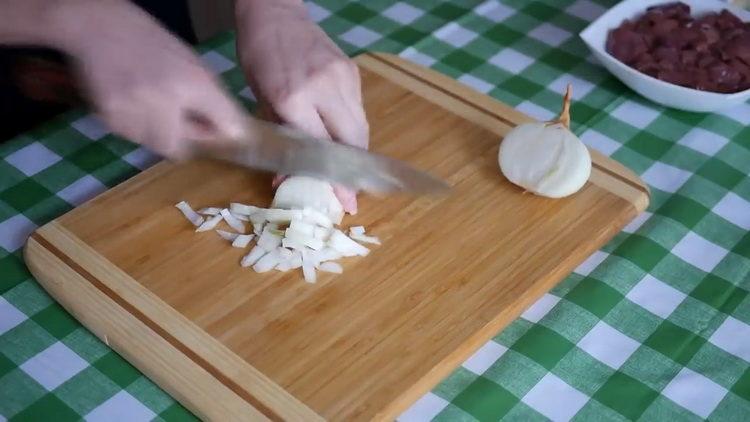 Per cucinare, tritare la cipolla