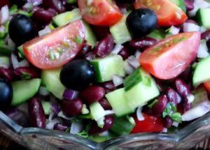 Cucinare un'insalata incredibilmente deliziosa con fagioli e verdure: una ricetta con foto passo dopo passo.