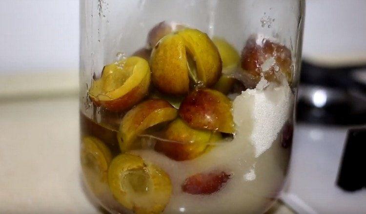 Versare la frutta con zucchero e acqua bollente.