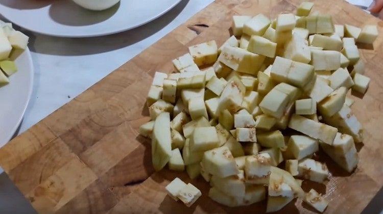 Zucchine e melanzane, nonché carote, tagliate a cubetti.