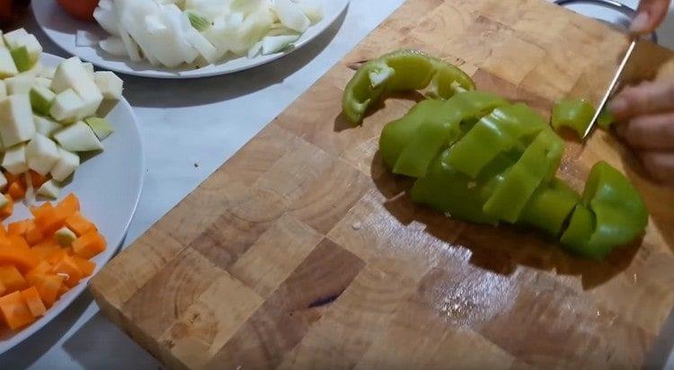 tagliato a cubetti di pepe, pomodori e cipolle.