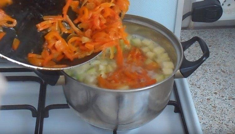 Aggiungi la frittura alla zuppa.