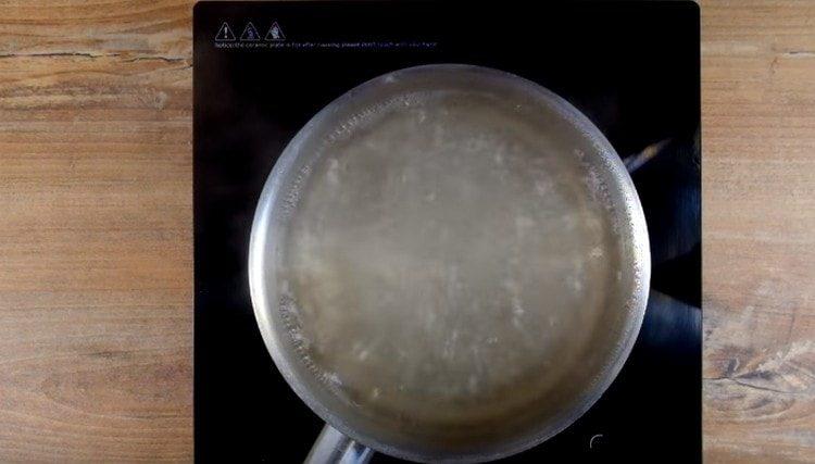 In una casseruola, portare l'acqua a ebollizione.