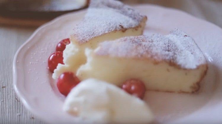 Secondo la ricetta classica, la casseruola di ricotta al forno è molto tenera e saporita.