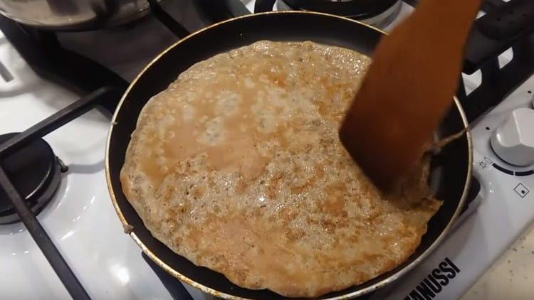 Friggere le frittelle di fegato su entrambi i lati.