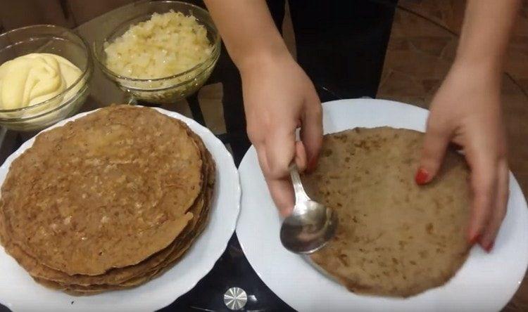 Per montare una torta su un piatto, metti un pancake.