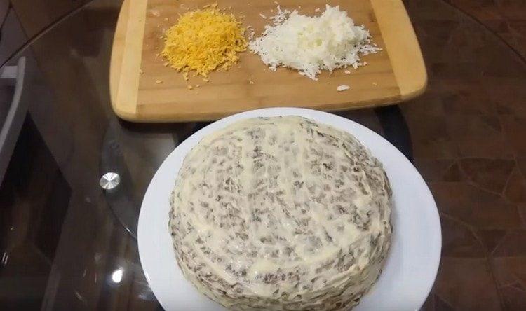 Ricopri la torta con maionese ai lati e in alto.