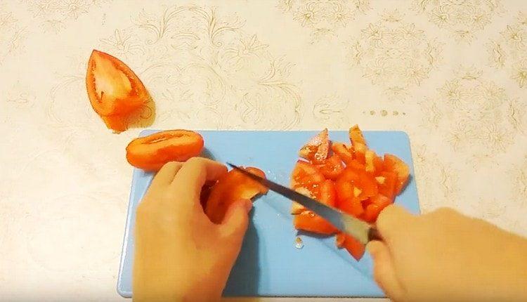 Tagliamo anche il pomodoro in un cubo.