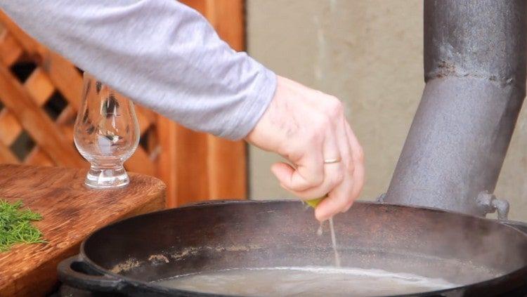 Spremi il succo di limone nell'orecchio.