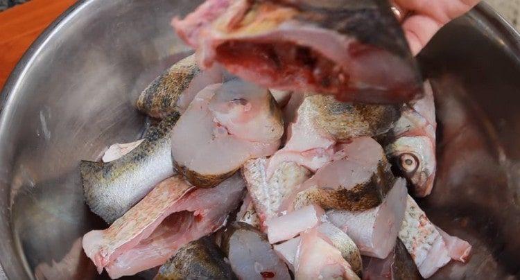 Puliamo, sgranocchiamo e tagliamo il pesce a pezzi.