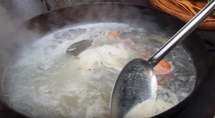 Durante l'ebollizione, rimuovere la schiuma nelle orecchie.