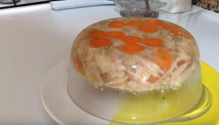 Ecco una gelatina così bella e trasparente che può essere preparata dal pollo senza gelatina.