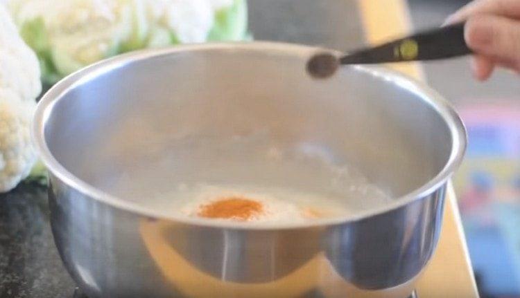 Prepariamo pastella a base di acqua, farina e spezie.