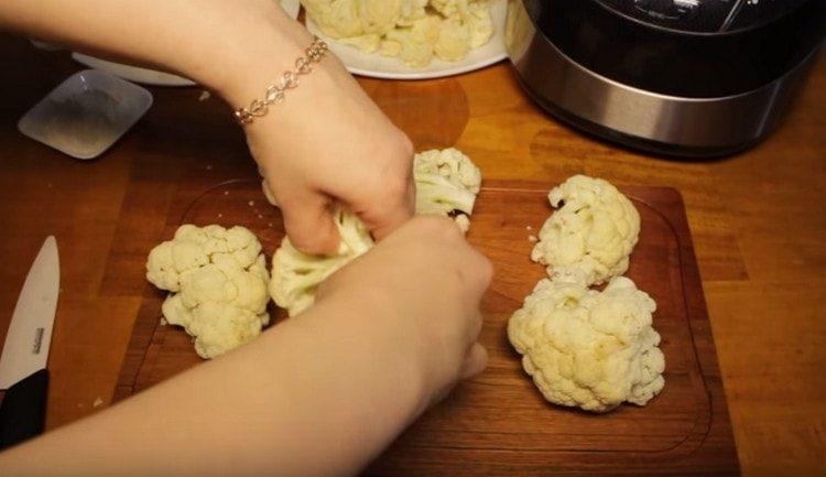 Dividi con cura il cavolfiore in infiorescenze.