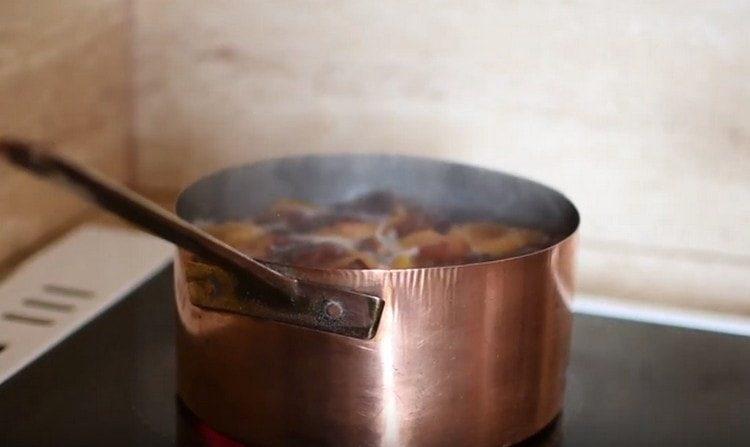 Le prugne vengono snocciolate, messe in una padella, aggiungere acqua e cuocere.