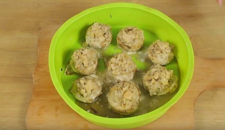 Iniziamo i tappi dei funghi con julienne e li inviamo al forno.